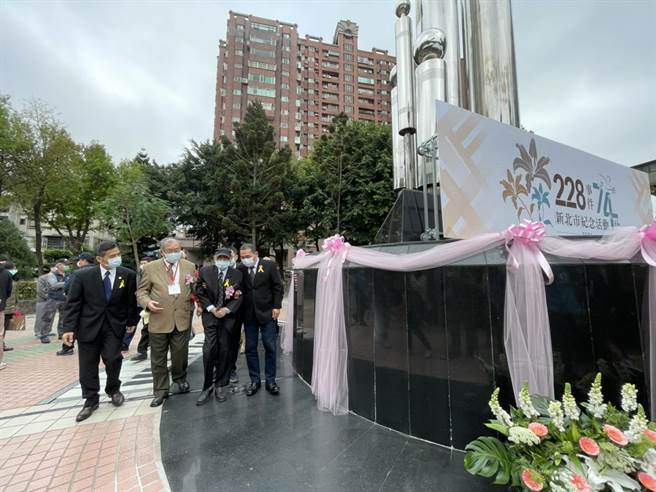 侯友宜与受难者、代表环绕228纪念碑，表达对受难者的悼念与敬意，气氛庄重肃穆。（李俊淇摄）