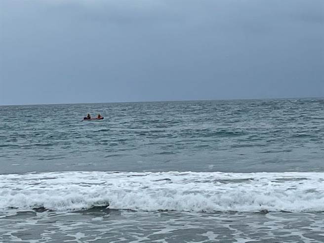杉原海水浴场发生溺水事件，目前正在搜救中。（台东县消防局提供） 