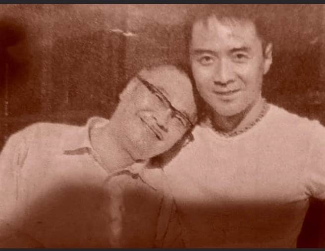 林立洋找出当年与吴孟达拍摄《白色巨塔》时的合照，格外感伤。（摘自林立洋脸书）