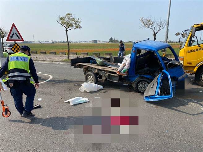 小货车右侧车身凹陷，车上的苏姓驾驶当场被喷飞出去。（嘉义县消防局提供／张毓翎嘉义传真）