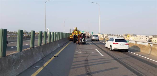 油罐车擦撞小客车造成小客车翻覆。（民眾提供／陈淑娥台中传真）