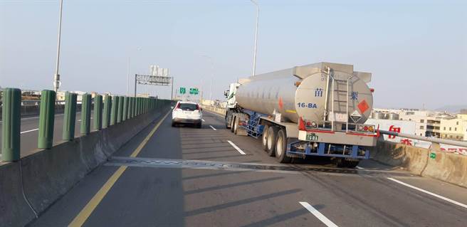 油罐车擦撞小客车造成小客车翻覆。（民眾提供／陈淑娥台中传真）