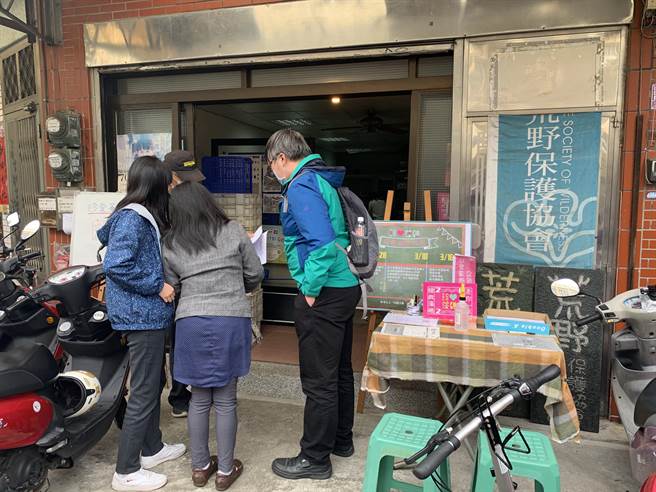 连假次日，作为连署总部的荒野保护协会桃园分会人潮不断。（黄婉婷摄）