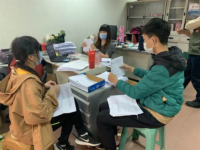 为整理海量连署书，总部志工忙进忙出，电话接不完。（黄婉婷摄）