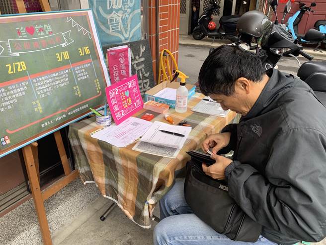 住总部附近的民眾也走出家门，亲自到场写连署书。（黄婉婷摄）