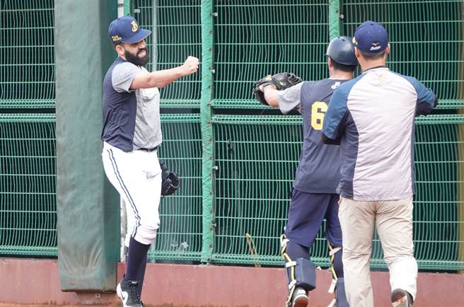 中信兄弟洋投加百利（左）今天随队，在场边进行传接球。（毛琬婷摄）