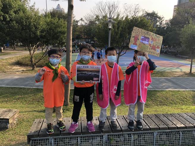 藻礁公投连署志工中，出现不少稚嫩脸孔，试图为环境议题出一份力。（荒野保护协会提供／黄婉婷桃园传真）