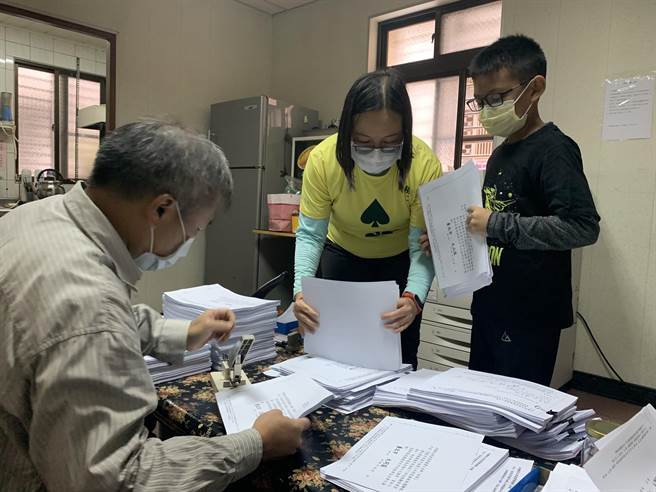 亲子团成员也亲自带着孩子到总部帮忙整理连署书，学习公民程序。（黄婉婷摄）