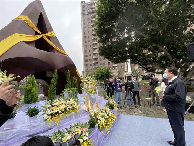 桃园市长郑文灿28日出席228事件纪念活动，率领局处首长、民代和受难者家属在悠扬乐声中默哀，并向纪念碑献花。(蔡依珍摄)