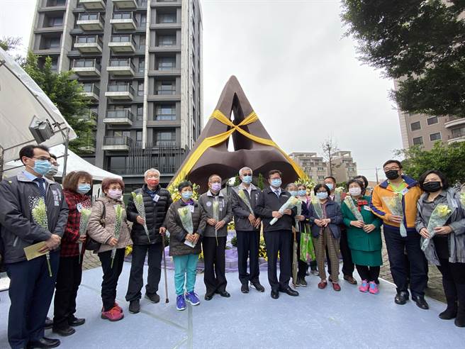 桃园市长郑文灿28日出席228事件纪念活动，率领局处首长、民代和受难者家属在悠扬乐声中默哀，并向纪念碑献花。(蔡依珍摄)