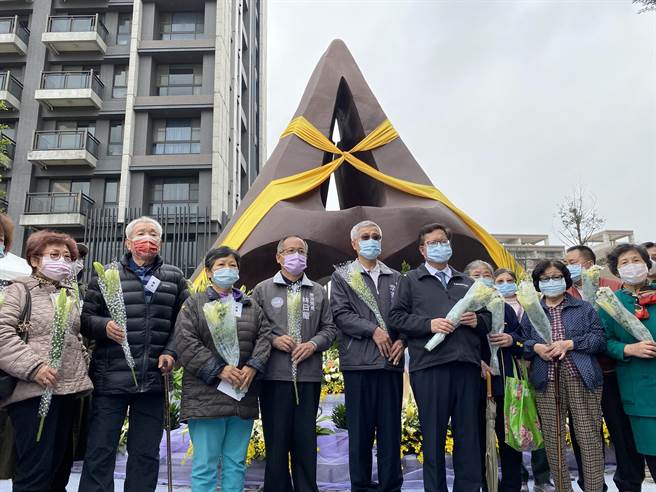 桃园市长郑文灿28日出席228事件纪念活动，率领局处首长、民代和受难者家属在悠扬乐声中默哀，并向纪念碑献花。(蔡依珍摄)