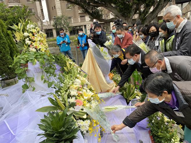 桃园市长郑文灿28日出席228事件纪念活动，率领局处首长、民代和受难者家属在悠扬乐声中默哀，并向纪念碑献花。(蔡依珍摄)