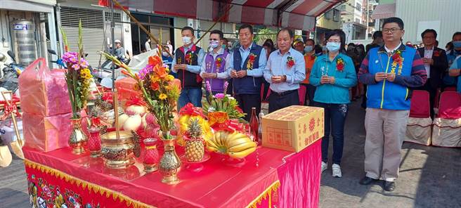 大村乡首座社区式长照绿建筑─福兴日照中心，今天上午举行动土典礼，大村乡长游盛（右3）、主席游振府（左3）、副县长洪荣章（左2）、立委陈素月（右2）和县议员张锦昆（左）、黄正盛（右）都出席祈福仪式。（谢琼云摄）