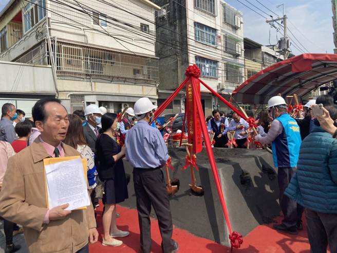 在大村乡当地经营铁材行的石丰田（左）在眾人拿金铲子动土时现身，强调日照中心土地所有权属于他的父祖辈，却被政府强行夺回土地，侵害人民权益将提违宪诉讼。（谢琼云摄）