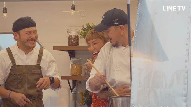 梁云菲背後熊抱偶像黃秋生，直球告白「我喜歡你很久」。（LINE TV提供）