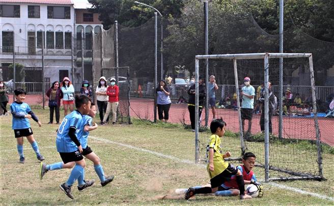 第一屆雲林春暉堂「楊木盃」5人制足球邀請賽，16支隊伍小將熱烈廝殺。（周麗蘭攝）