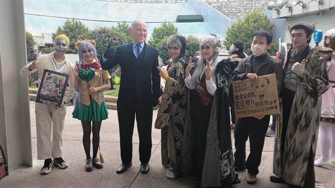 明华园戏剧总团《冥战录》制作人陈昭贤率演员踏入动漫活动，饰演妈祖林默娘的演员陈昭婷等人(左2)和装扮为美国总统拜登的Coser(左3)合影，景象逗趣。(王宝儿摄)