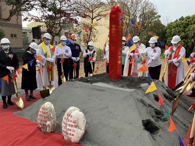 台北总教区总主教锺安住（右三）、嘉义市长黄敏惠（右二）为天主教主教公署新建嘉义教区圣若望主教座堂动土 。（廖素慧摄）