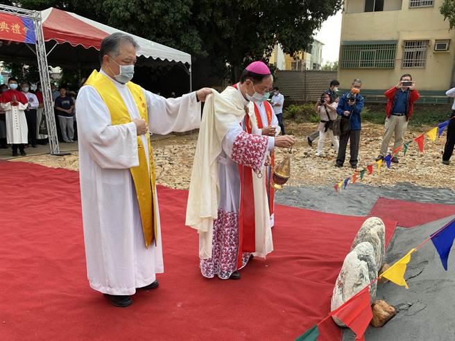 台北总教区总主教锺安住（左二）为天主教主教公署新建嘉义教区圣若望主教座堂动土基座献香，祈祷施工顺遂。（廖素慧摄）