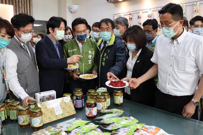 副总统赖清德（左二）参观水果加工业者宏宇农产生技公司研发的果乾产品。（刘秀芬摄）