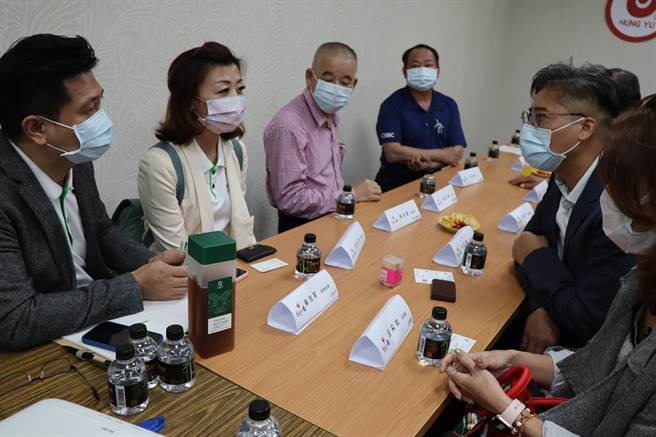 台南市府邀加工业者、手摇饮业者、农会举办採购国产凤梨媒合会。（刘秀芬摄）