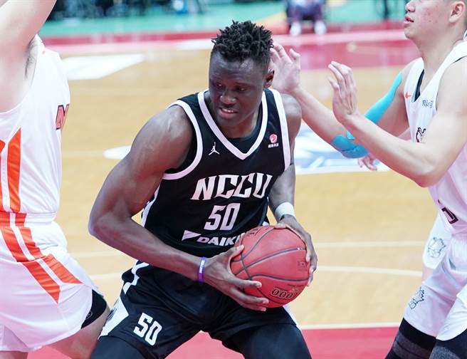政大聶歐瑪（中）今天貢獻9分、15籃板，守護球隊禁區籃板。（大專體總提供）