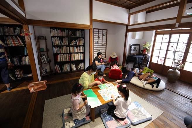 屏東市勝利星村又一家獨立書店「愛讀繪本屋」開幕，以繪本推廣和親職教育為營運理念，希望展現繪本的神奇魔力。（潘建志攝）