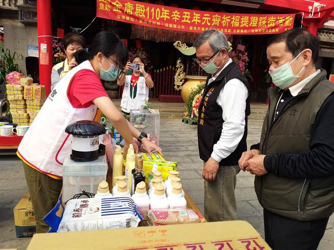 佳里金唐殿出借场地，助北台南家扶举办义卖。（刘秀芬摄）