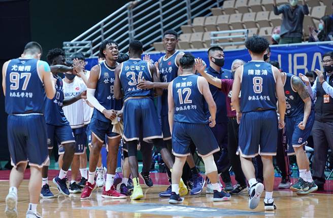 世新大学在公开一级首胜健行科大，赛后球员击掌庆贺。（大专体总提供）