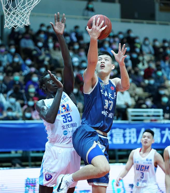 世新尤楚翔（右）今天缴出11分、11篮板好表现。（大专体总提供）
