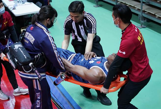 世新丹尼尔今天比赛中受伤下场治疗，所幸只是抽筋。（大专体总提供）