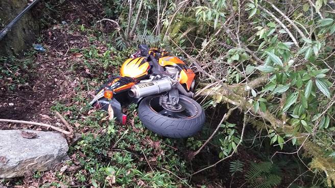 45岁的徐姓男子，骑行机车不慎摔落台8线139公里处边坡约10米深的山谷。（警方提供／罗亦晽花莲传真）