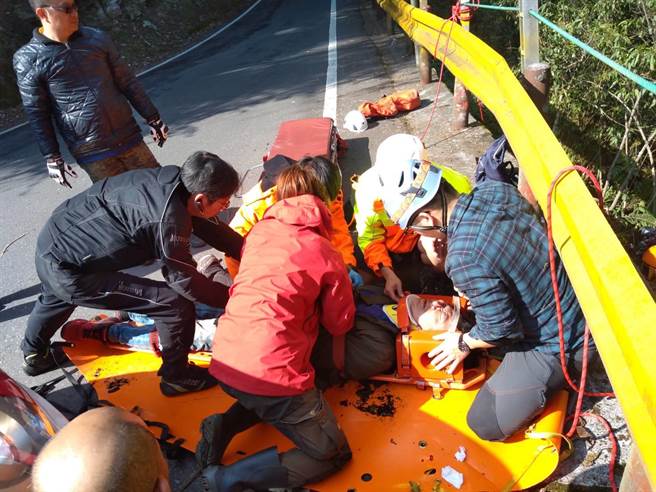 花莲县消防局获报后，出动秀林分队救护车以及器材车，共计3车7人，前往救援，并架设绳索垂降尝试救出，顺利将徐男拉上路边后，送往花莲慈济医急救。（花莲县消防局提供／罗亦晽花莲传真）