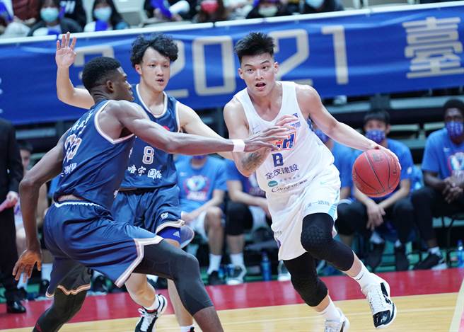 健行朱云豪（右）贡献11分、6篮板。（大专体总提供）