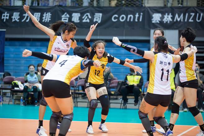 台电女排兴奋庆祝拿下分数。(中华排协提供)