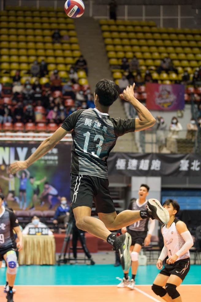 台电男排黄建逢高高跳起准备扣杀。(中华排协提供)
