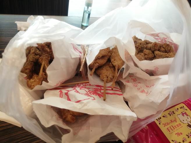 一位女網友分享，近日到高雄遊玩，友人竟提回5大包食物，一個肉串竟跟汽車座椅上的靠墊一樣長，還只賣10元，讓她直飆髒話狂讚。(摘自爆怨2公社)