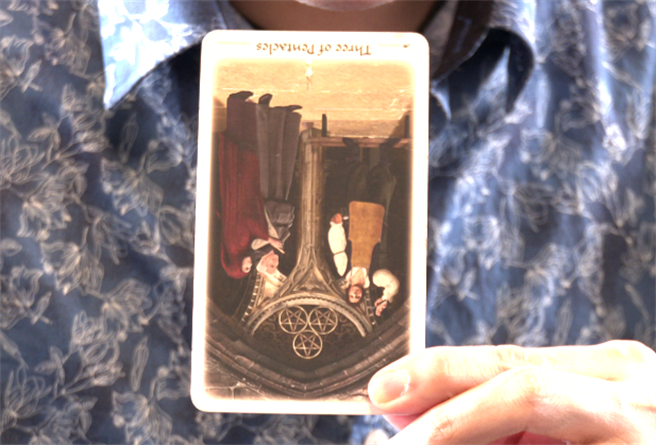 小孟老師運用塔羅牌預測2021年國運，抽到的牌卡為錢幣三逆位。(攝影/陳宏睿)