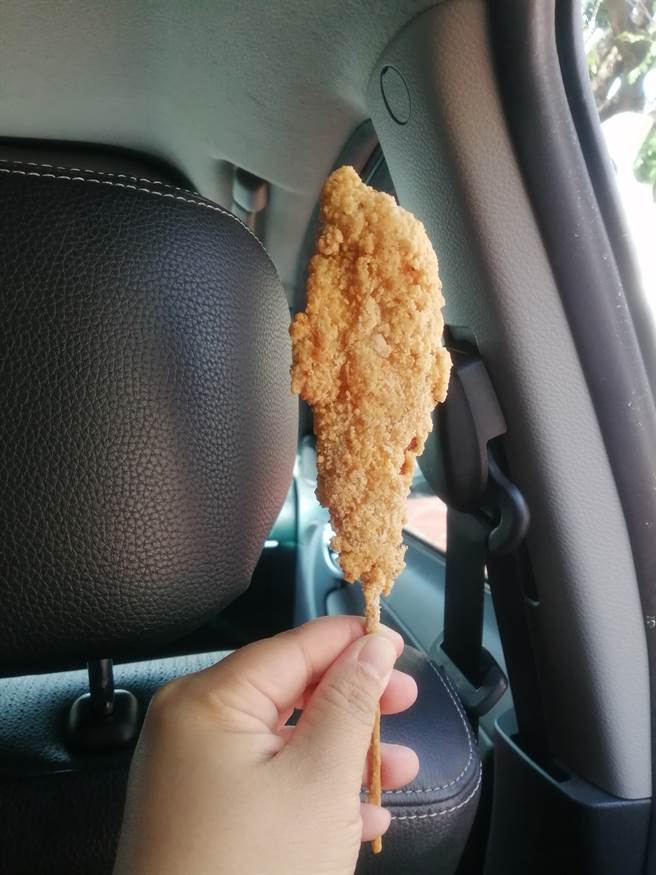 網友到高雄遊玩，友人大推一間炸物店，一串炸肉串竟然跟汽車車枕長度差不多大，才只賣十元。(摘自爆怨2公社)