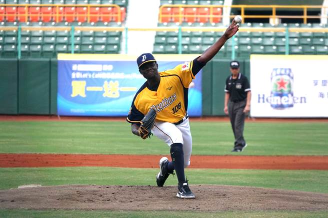 中信兄弟洋投德保拉。（毛琬婷摄）