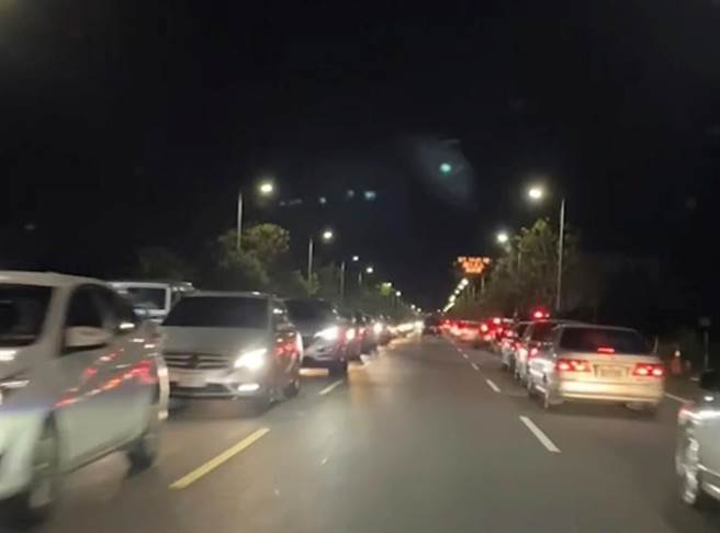 準備上國道5號的車流回堵至地方道路，礁溪交通大亂。（讀者提供）