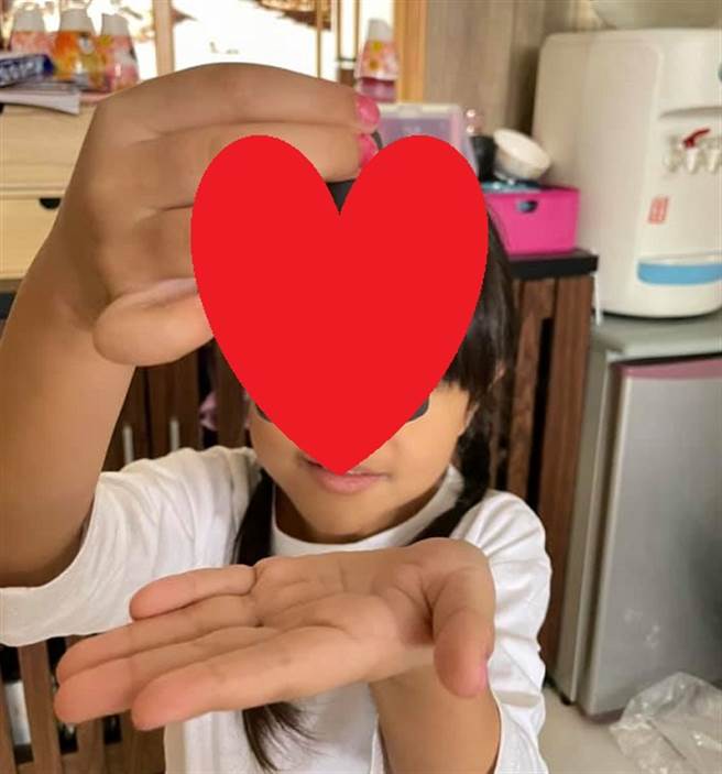 外甥女分享樱桃黏土 舅舅一看邪恶歪楼：根是不是太粗。（图片取自／爆废1公社）