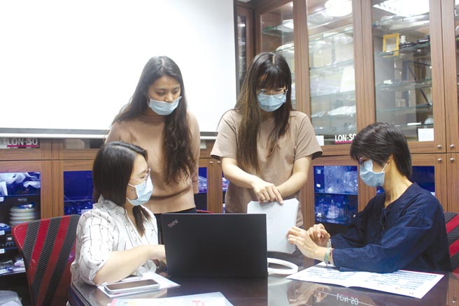 青少年透过荣绍实业所建立塑胶射出知识库频道，吸收更多新的射出资讯。   图／荣绍实业提供