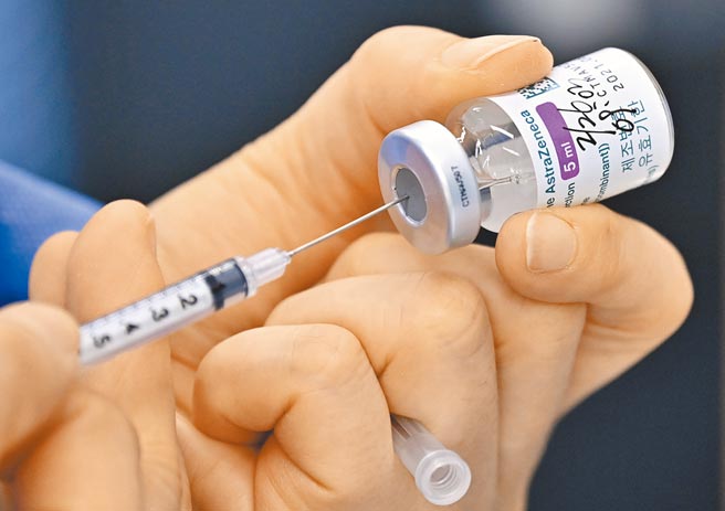 疫情指揮中心昨公布公費新冠疫苗接種對象與順序，並表示也將開放自費施打，預計5月上路。圖為國外注射疫苗示意圖。（美聯社）