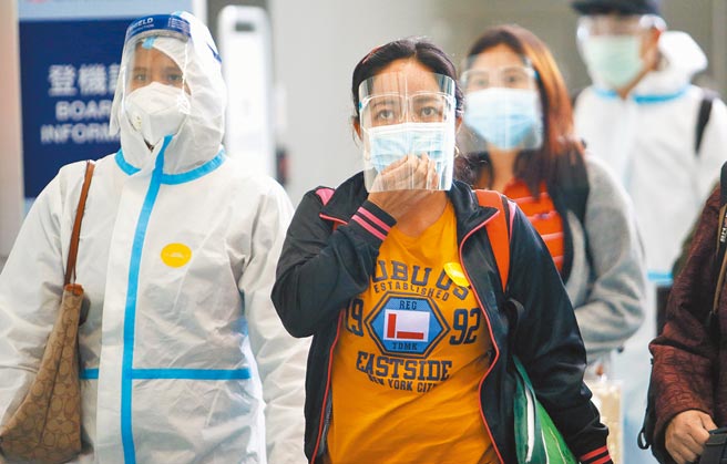 中央流行疫情指挥中心27日公布，国内新增3例境外移入新冠肺炎确定病例，在桃园机场入境管制区内，一群刚下机的旅客正准备通关入境。（范扬光摄）