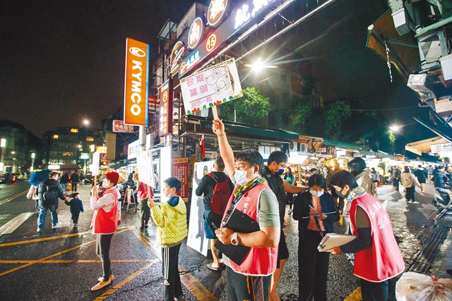 荒野保護協會27日在協會地下室與各公園、捷運站、夜市等路口進行二階段「珍愛藻礁公投連署」，在期限前作最後衝刺，達到連署門檻。（郭吉銓攝）