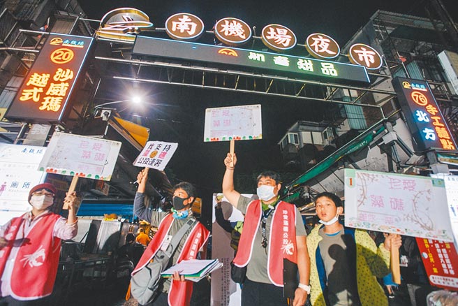 荒野保護協會27日在台北南機場夜市等路口進行二階段「珍愛藻礁公投連署」。（郭吉銓攝）