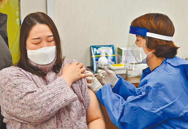 台灣防疫成功，但新冠疫苗施打速度太慢，全球專營信用保險的科法斯集團保守看待台灣今年經濟成長預測值僅為3％，遠低於主計總處的4.64％。圖為南韓開打疫苗。（美聯社）