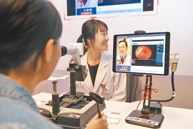 遠傳遠距診療解決方案，即刻傳送生理數據及觀察影像至大型醫學中心進行診斷。（遠傳提供）