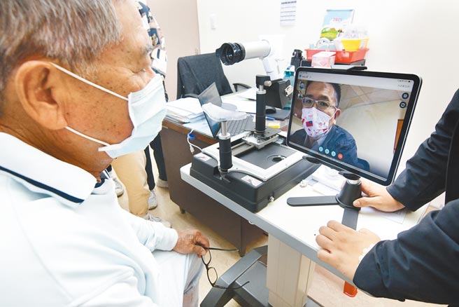 台东县11个偏乡及离岛卫生所同步开办5G远距医疗，透过视讯看诊，民眾不用舟车劳顿。（庄哲权摄）
